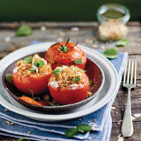 Tomates rellenos de cous cous , menta y yogur griego